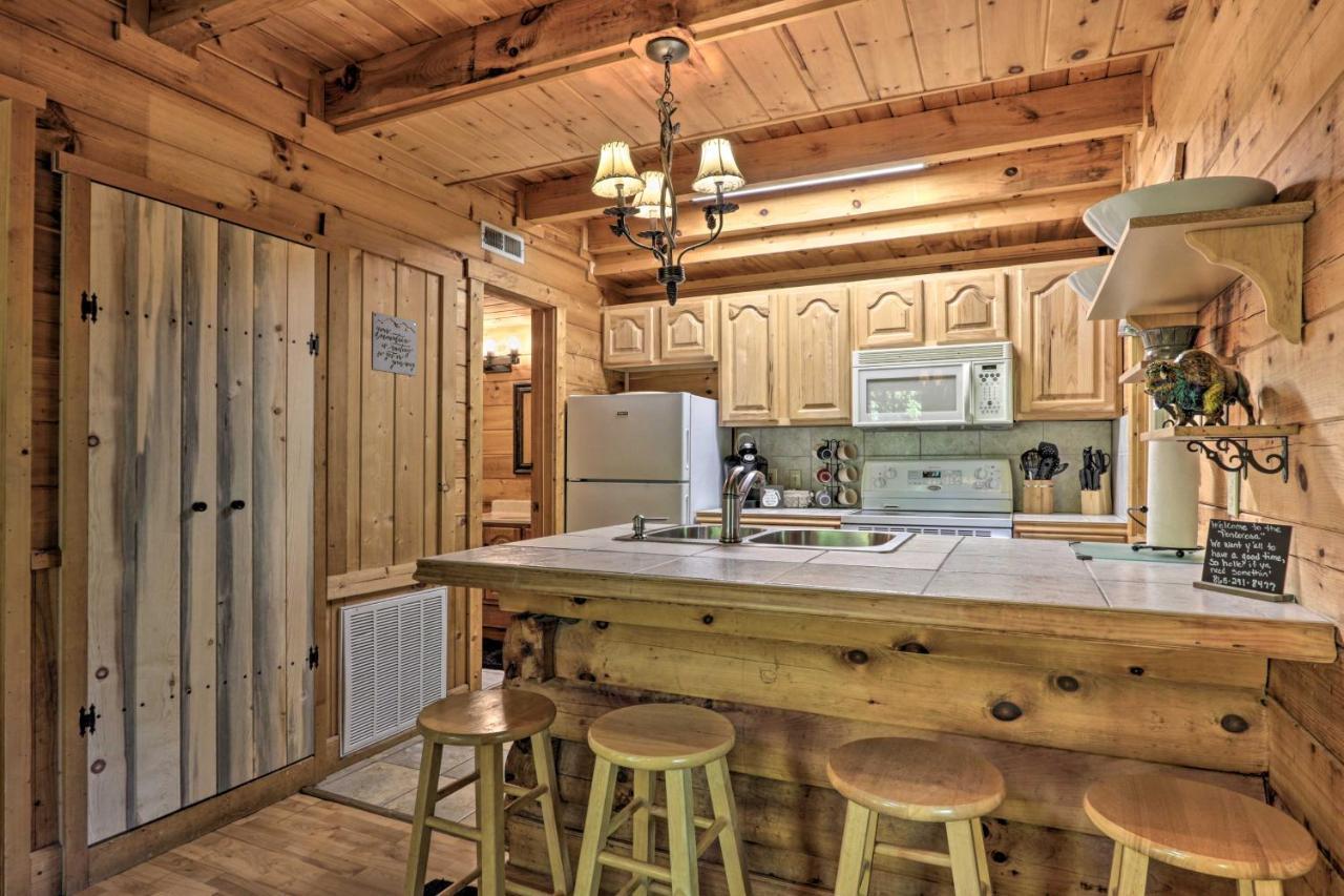 Cabin With Hot Tub And Deck, 3 Mi To Pigeon Forge Sevierville Exterior photo