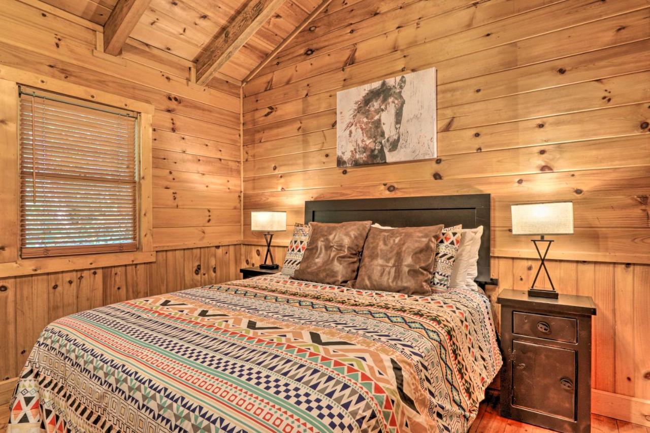 Cabin With Hot Tub And Deck, 3 Mi To Pigeon Forge Sevierville Exterior photo